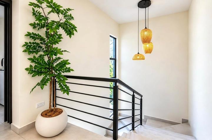 Escalera con lámparas de fibra natural